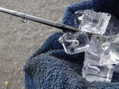 Unsticking rod ferrules with ice